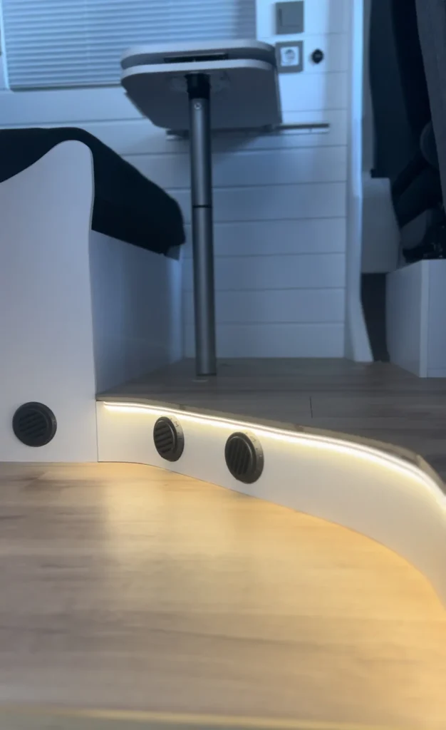 Vista en perspectiva del interior de una furgoneta Fiat Ducato,